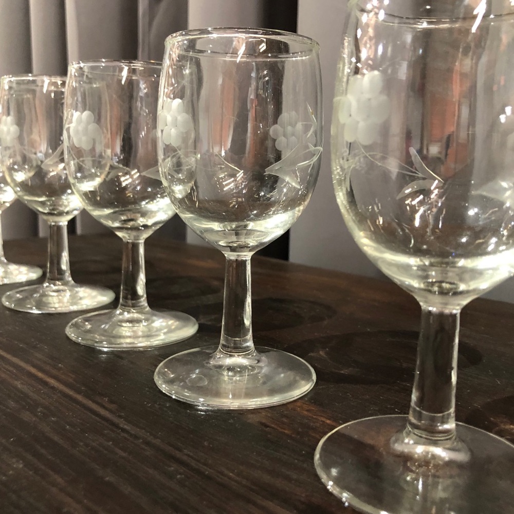 5 Vintage Decorative 6oz white wine glasses